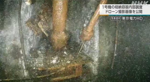 東電公布無人機在損毀反應爐主要圍阻艙基座內部拍攝到的畫面。(互聯網)