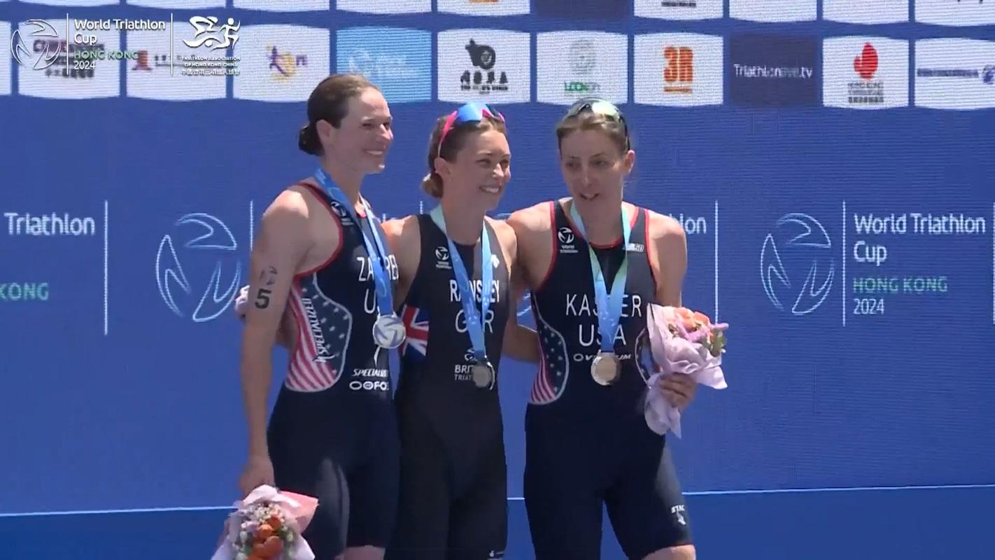 三項鐵人世界盃香港站的女子精英組頒獎典禮播錯國歌。(大會直播截圖)