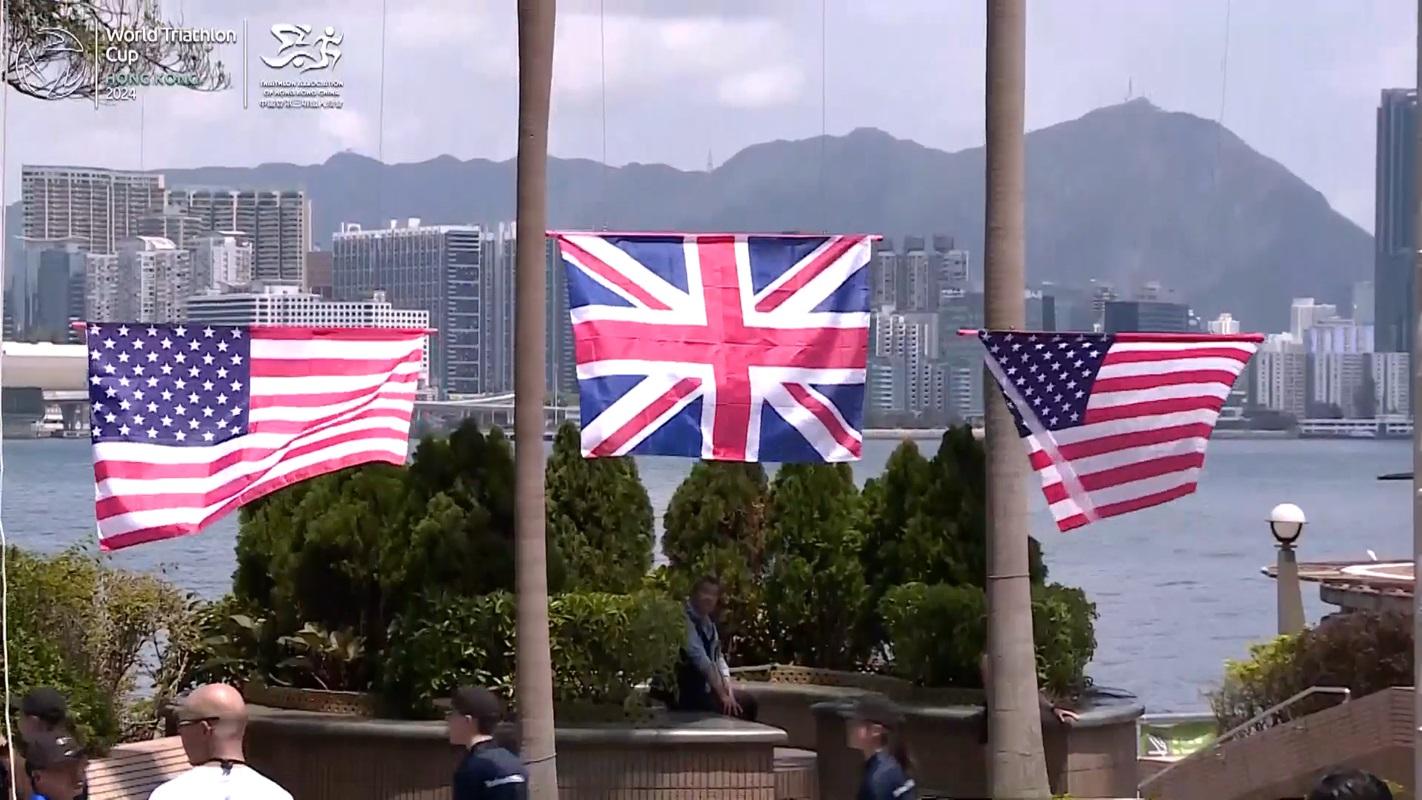 三項鐵人世界盃香港站的女子精英組頒獎典禮播錯國歌。(大會直播截圖)