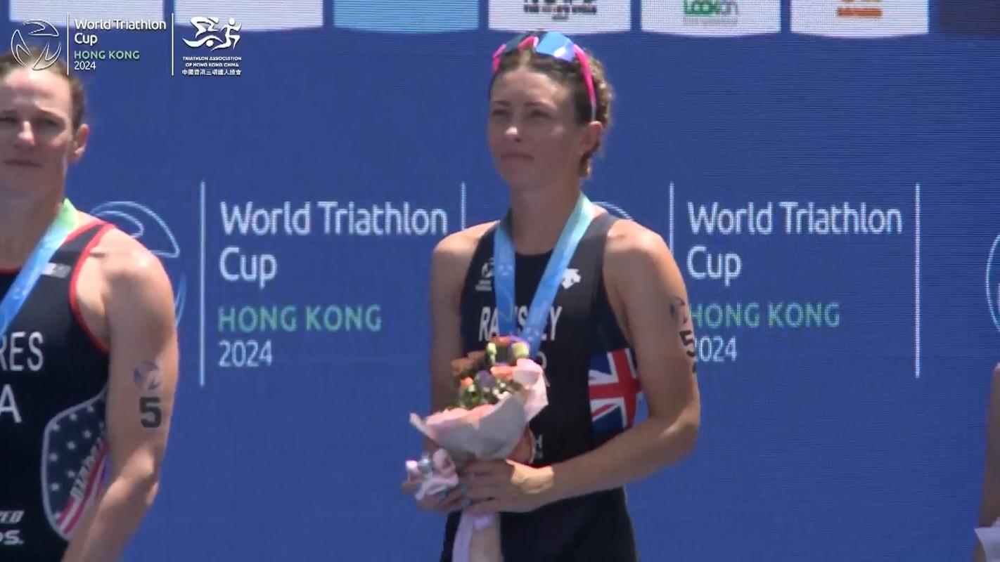 女子精英組奪冠選手聽到播錯國歌後感愕然。(大會直播截圖)