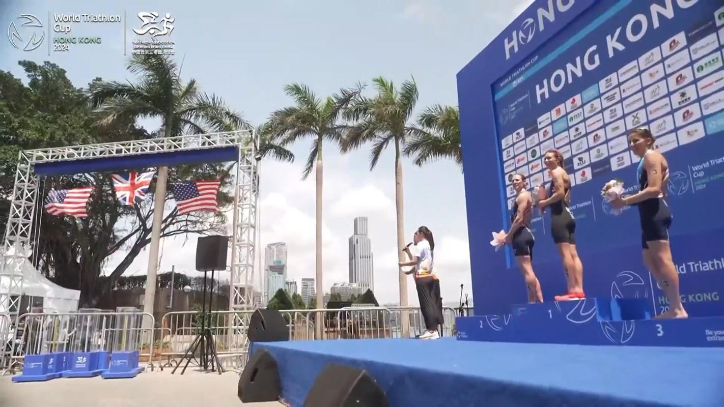 發現播錯國歌後音樂暫停,主持人要求在場人士繼續面向國旗肅立但未有解釋原因。(大會直播截圖)