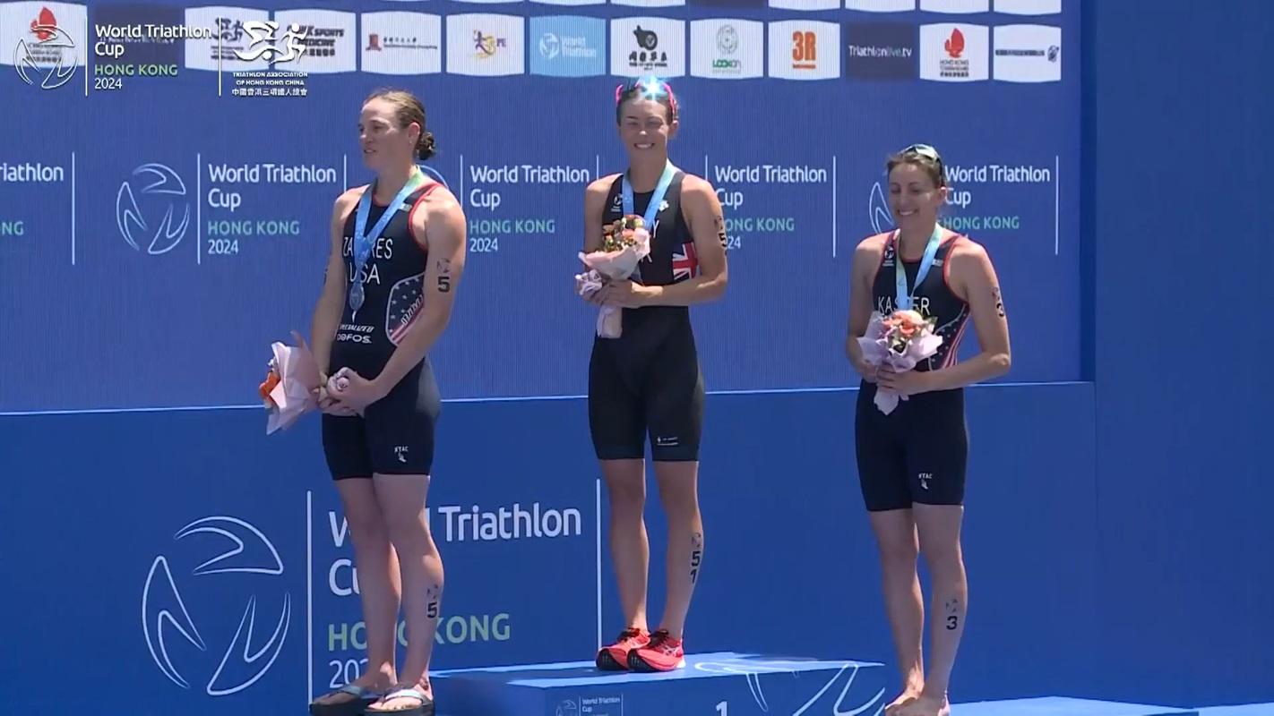 發現播錯國歌後音樂暫停,主持人要求在場人士繼續面向國旗肅立但未有解釋原因。(大會直播截圖)