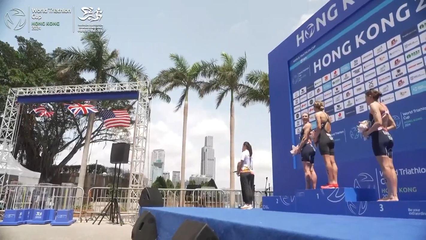 等候播放正確國歌期間3名得獎者在台上交談。(大會直播截圖)