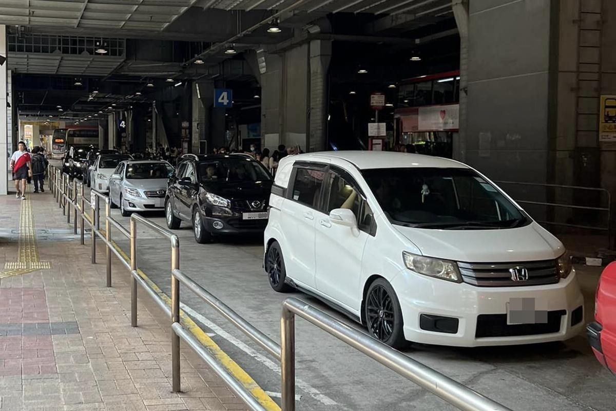 沙田市中心巴士總站今日不時有私家車不慎駛入。(網民Jason Leung@FB群組「馬路的事討論區」)