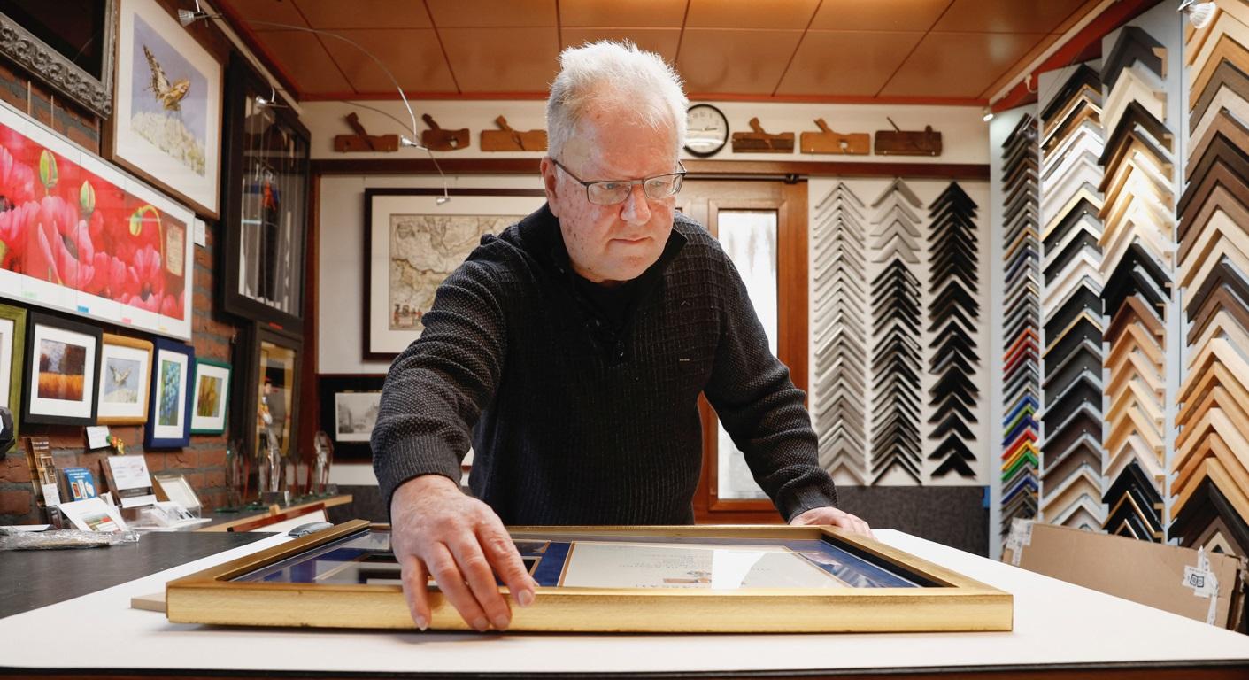 揚森從事畫框裱製工作。(路透社)