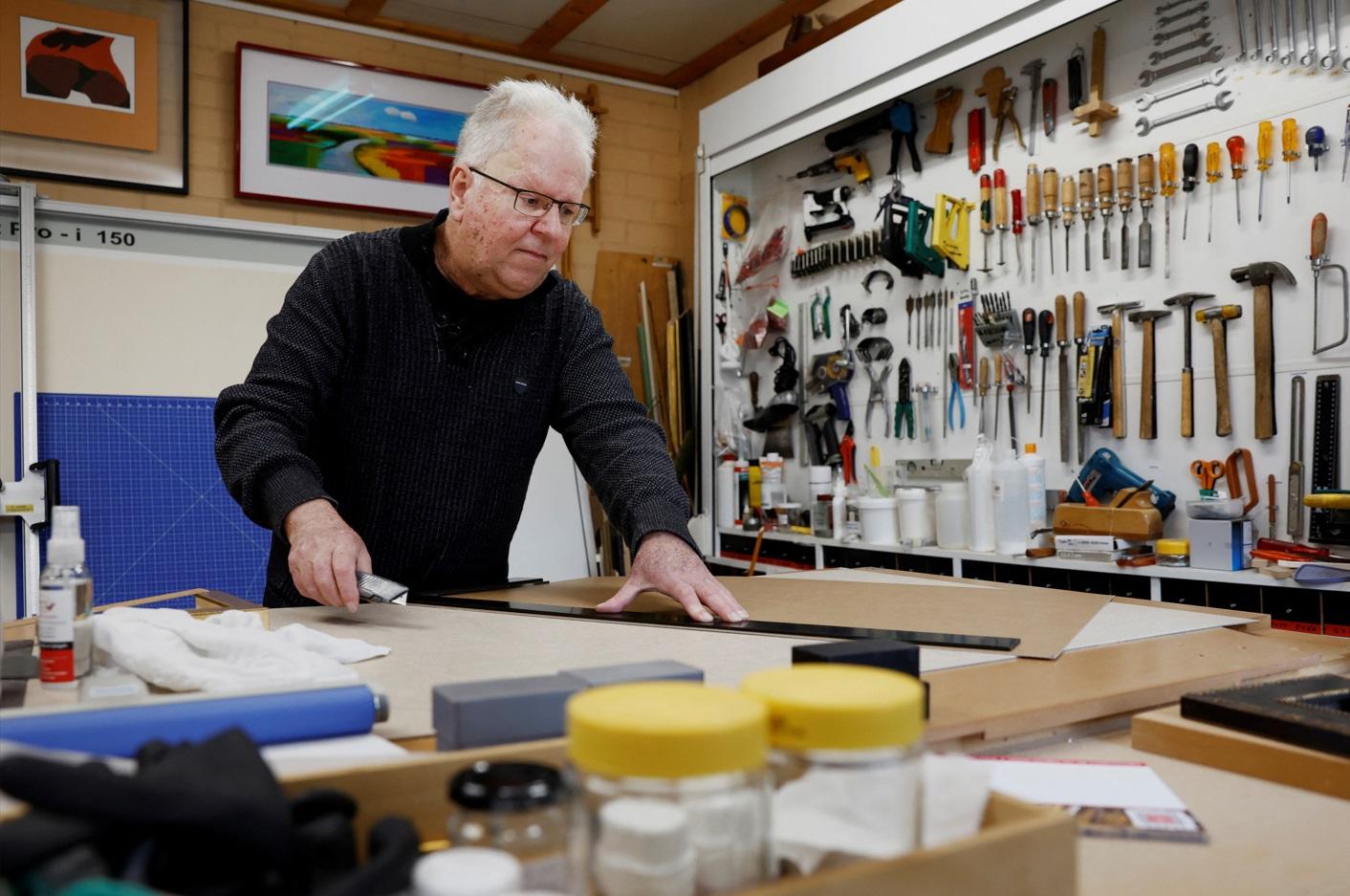 揚森從事畫框裱製工作。(路透社)