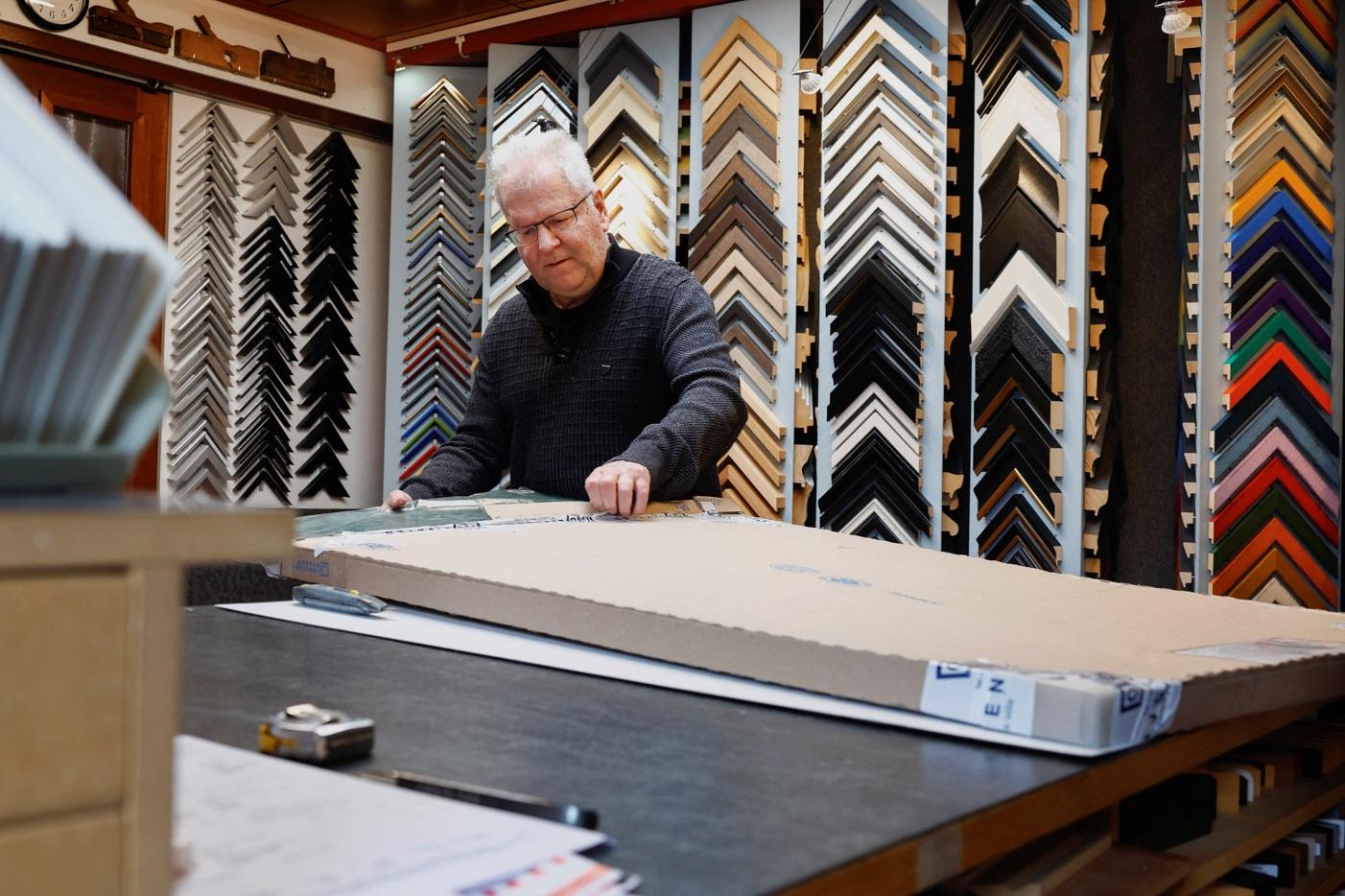 揚森從事畫框裱製工作。(路透社)