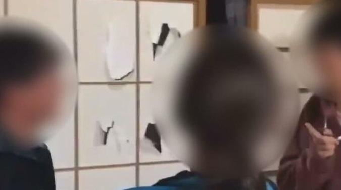 學生們戳穿紙糊門多處。(互聯網)