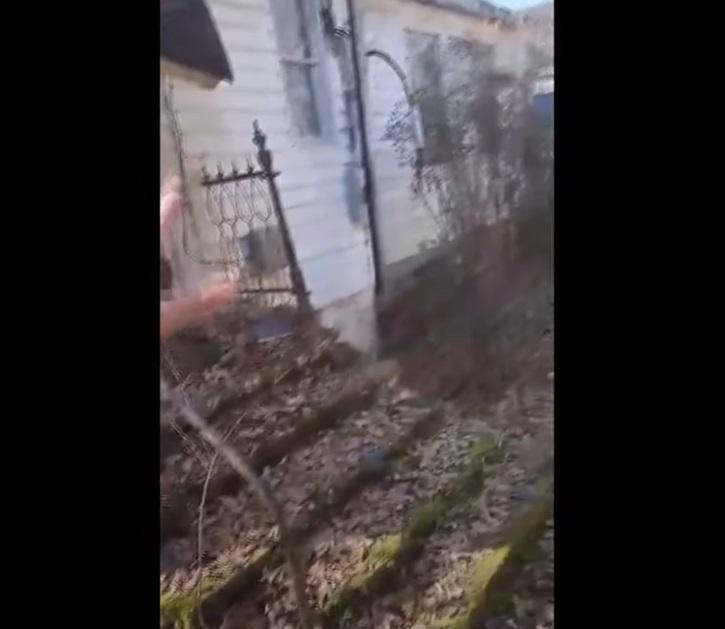 屋外梯階堆滿垃圾、落葉和青台,看來有點陰森。(互聯網)