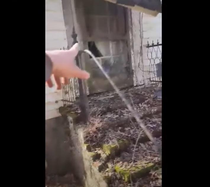 屋外有一處破窗。(互聯網)