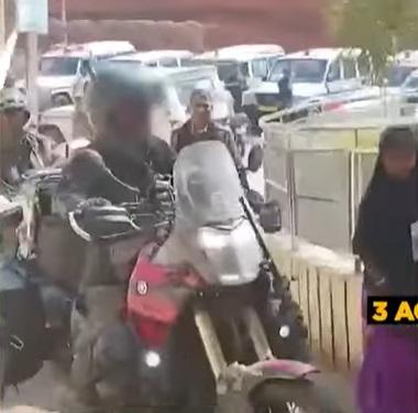 受害人與丈夫騎重型電單車遊印度期間受襲。(互聯網)