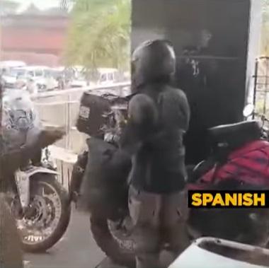 受害人與丈夫騎重型電單車遊印度期間受襲。(互聯網)