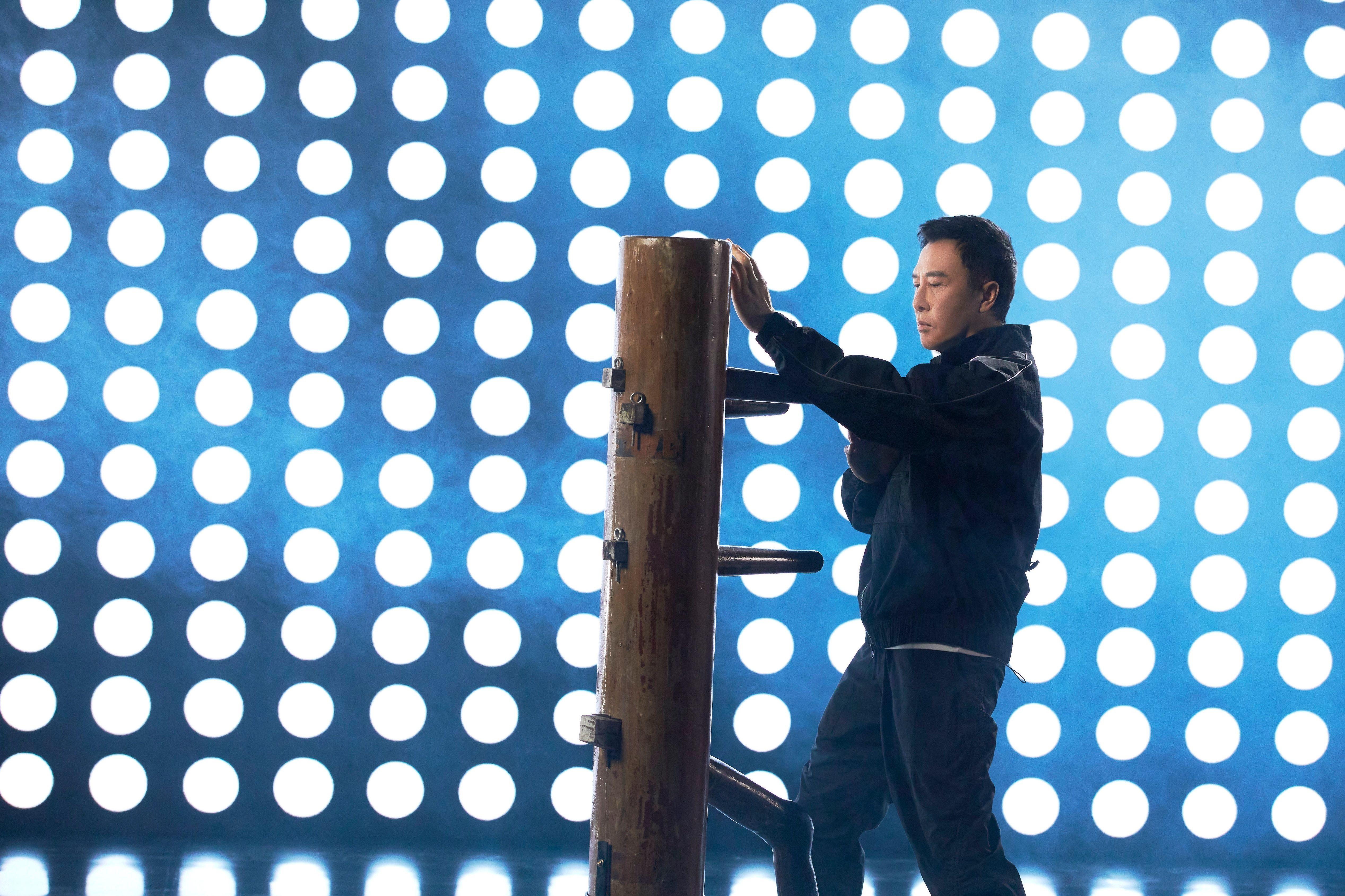 在拍攝當日,甄子丹演出拿手的出拳、踢腿等動作。