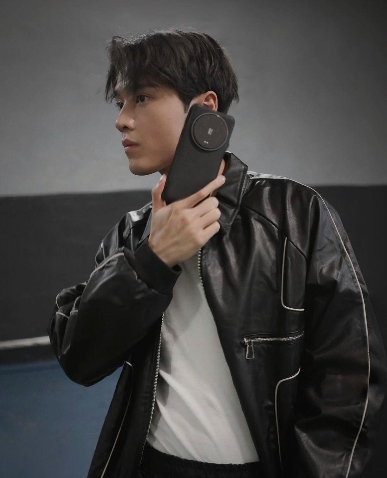 丁子朗在社交網出PO宣傳新款手機,新相照片一出即引來網民熱議。