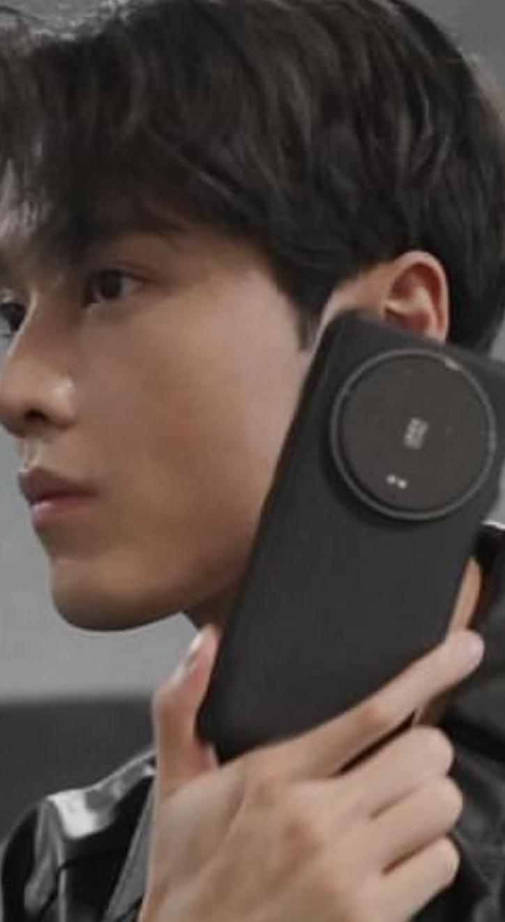 丁子朗手指嚴重變形,懷疑照片經修圖後才出街。