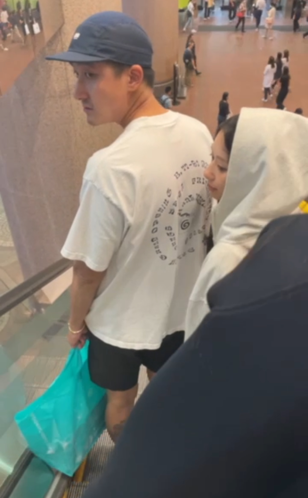 Kayan9896日前被網民拍得與馬桂烽在時代廣場甜蜜行街。