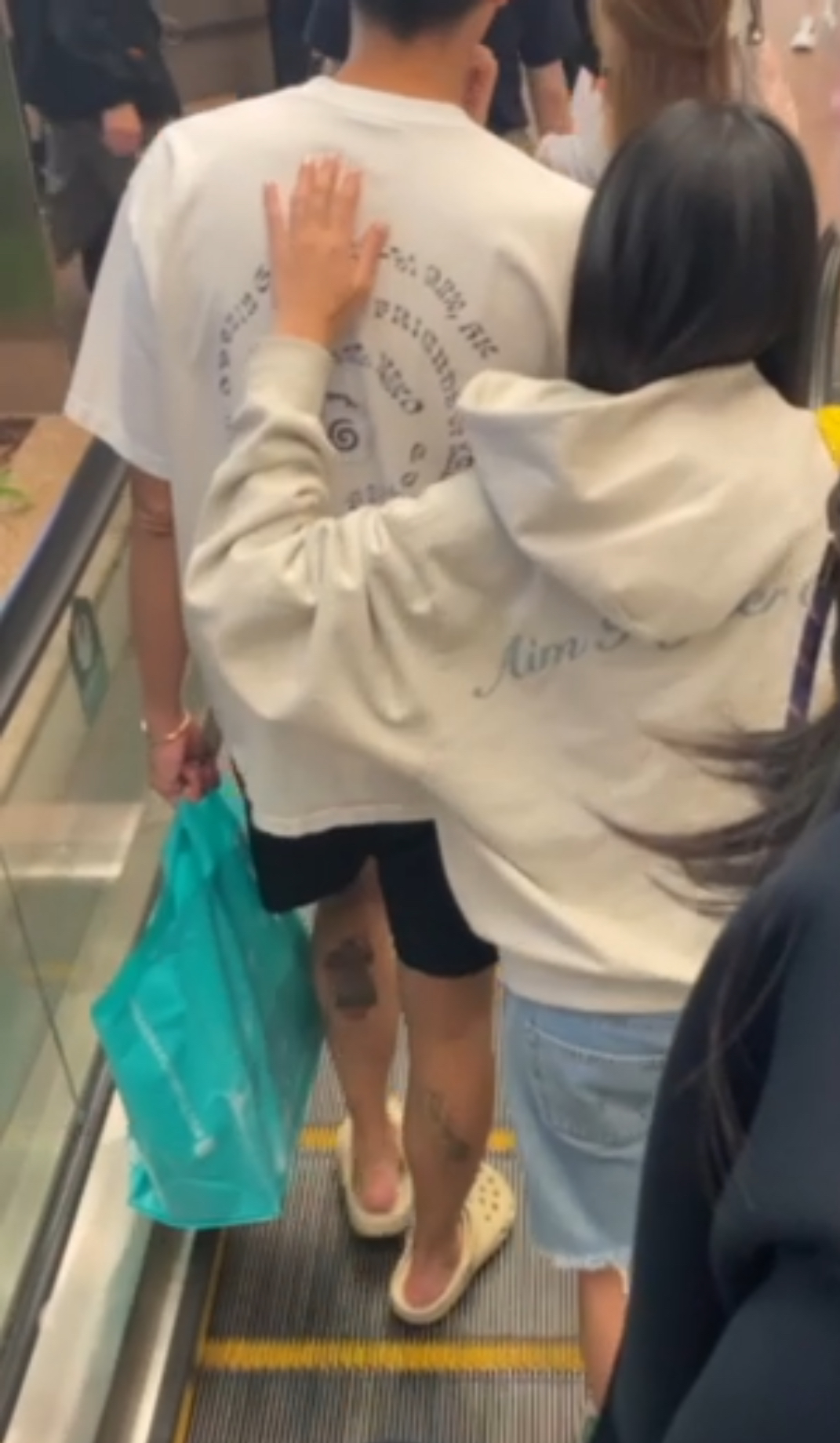 Kayan9896情不自禁地輕撫男友背脊。