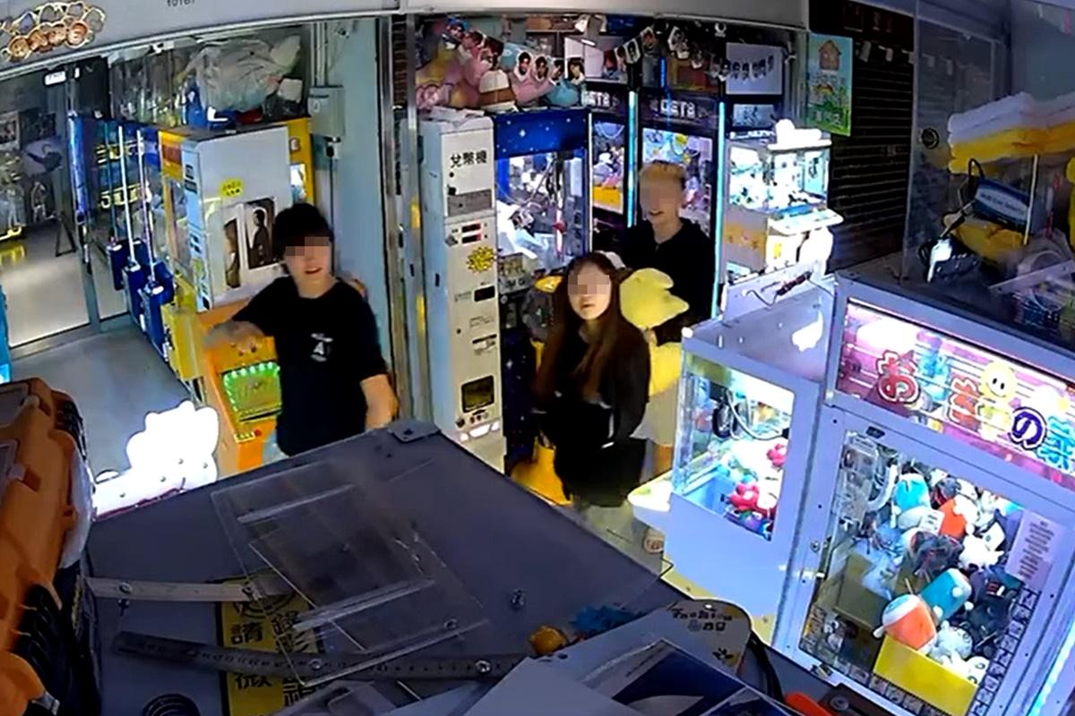 石門一間夾公仔店的閉路電視,拍到數名涉嫌盜竊的男女。(FB群組「Go Go Shatin」)