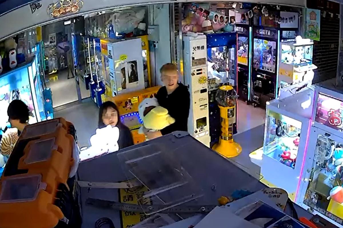 石門一間夾公仔店的閉路電視,拍到數名涉嫌盜竊的男女。(FB群組「Go Go Shatin」)