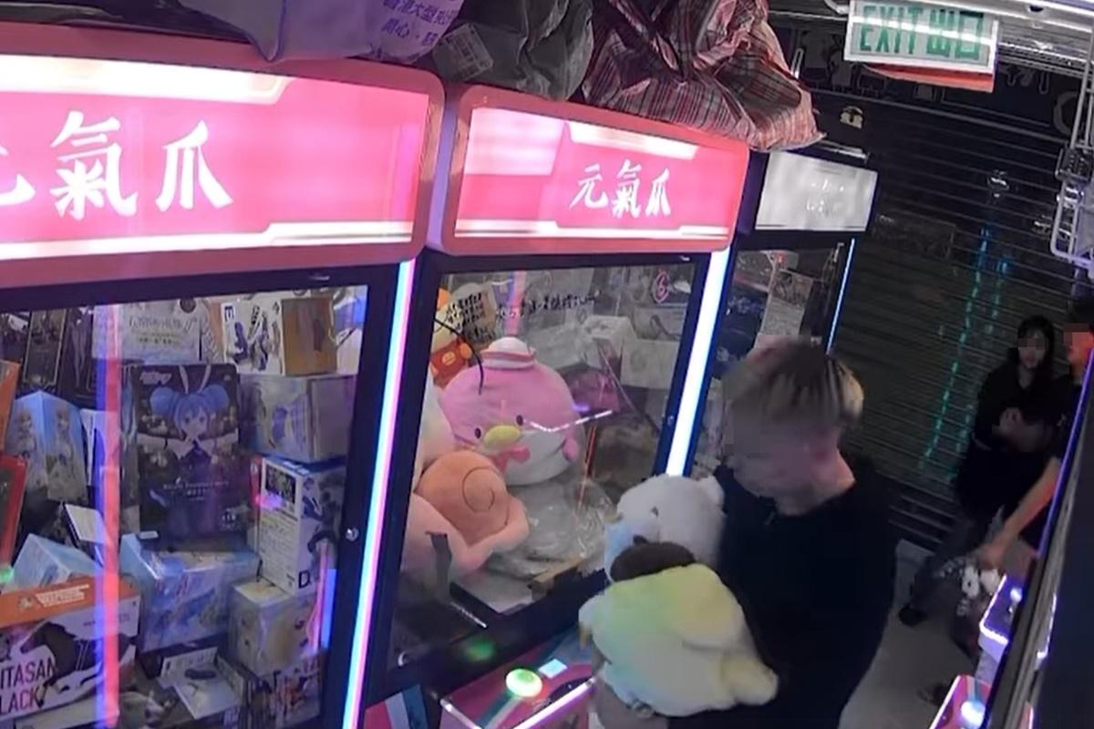 石門一間夾公仔店的閉路電視,拍到數名涉嫌盜竊的男女。(FB群組「Go Go Shatin」)