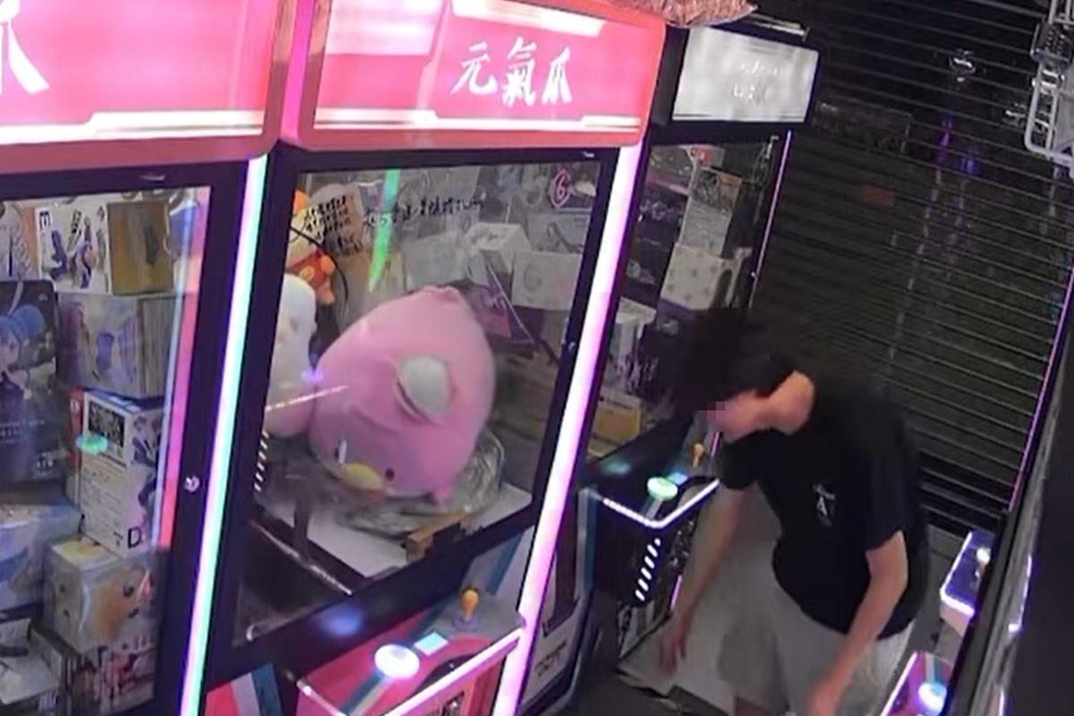 石門一間夾公仔店的閉路電視,拍到數名涉嫌盜竊的男女。(FB群組「Go Go Shatin」)