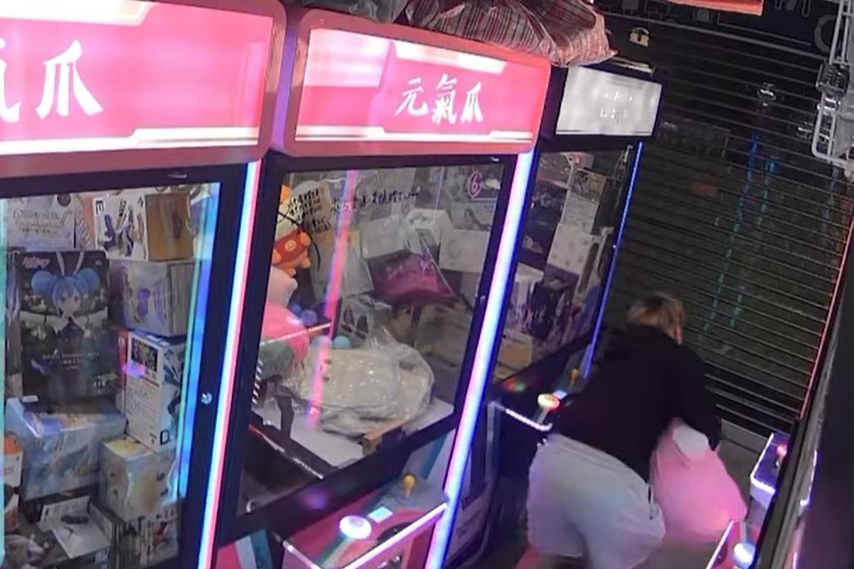 石門一間夾公仔店的閉路電視,拍到數名涉嫌盜竊的男女。(FB群組「Go Go Shatin」)