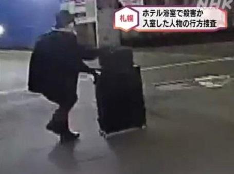 CCTV拍到田村瑠奈案發後搬運行李箱。(資料圖片)