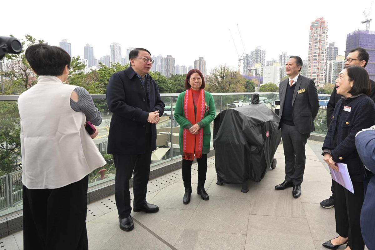 陳國基(左二)參觀「青年綠洲」。(陳國基FB)