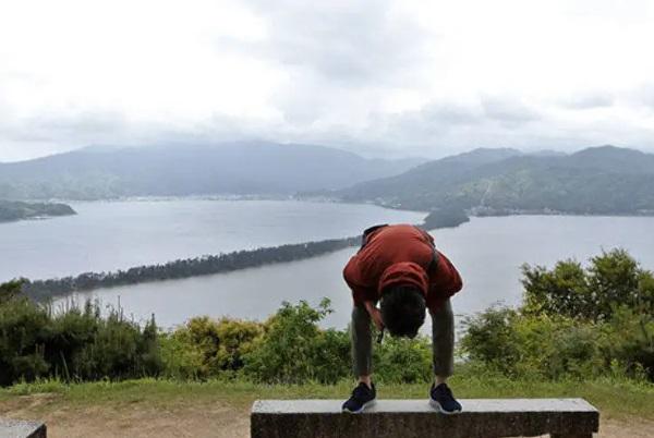 京都天橋立具特色的「胯下觀景」姿勢。(互聯網)