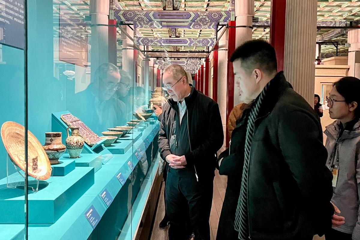 唐英年(左)到北京參觀故宮博物院展覽。(唐英年提供)