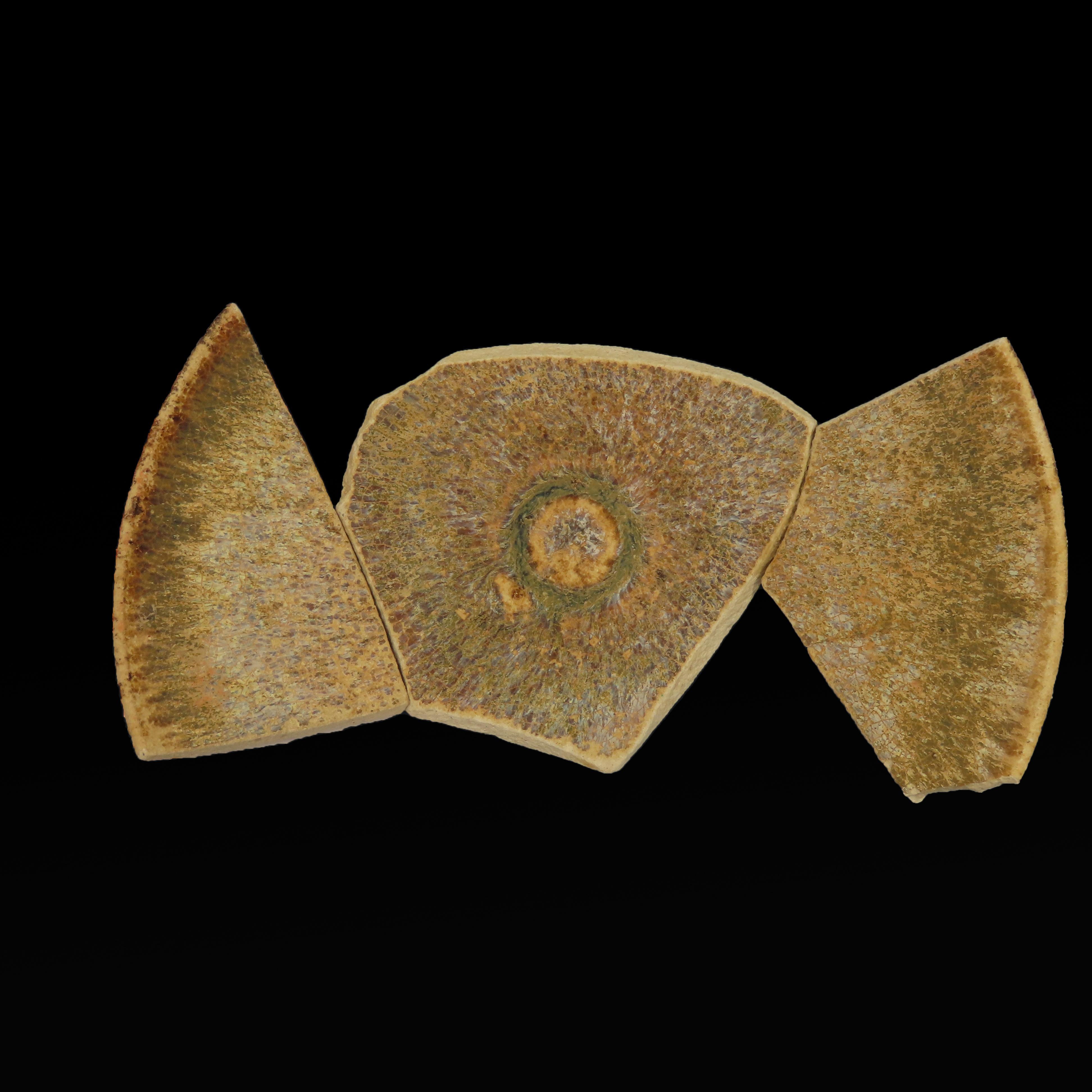 由古物古蹟辦事處策劃,設於港鐵宋皇臺站的「聖山遺粹」展覽完成更新工作,明日(三月二十二日)重開。其中一項重點展品為產自吉州窰的鷓鴣斑釉盞,由於它帶有淺色斑點,貌似鷓鴣胸前的斑點,故被稱為「鷓鴣斑」,是這次考古發掘中質量較好的茶具。