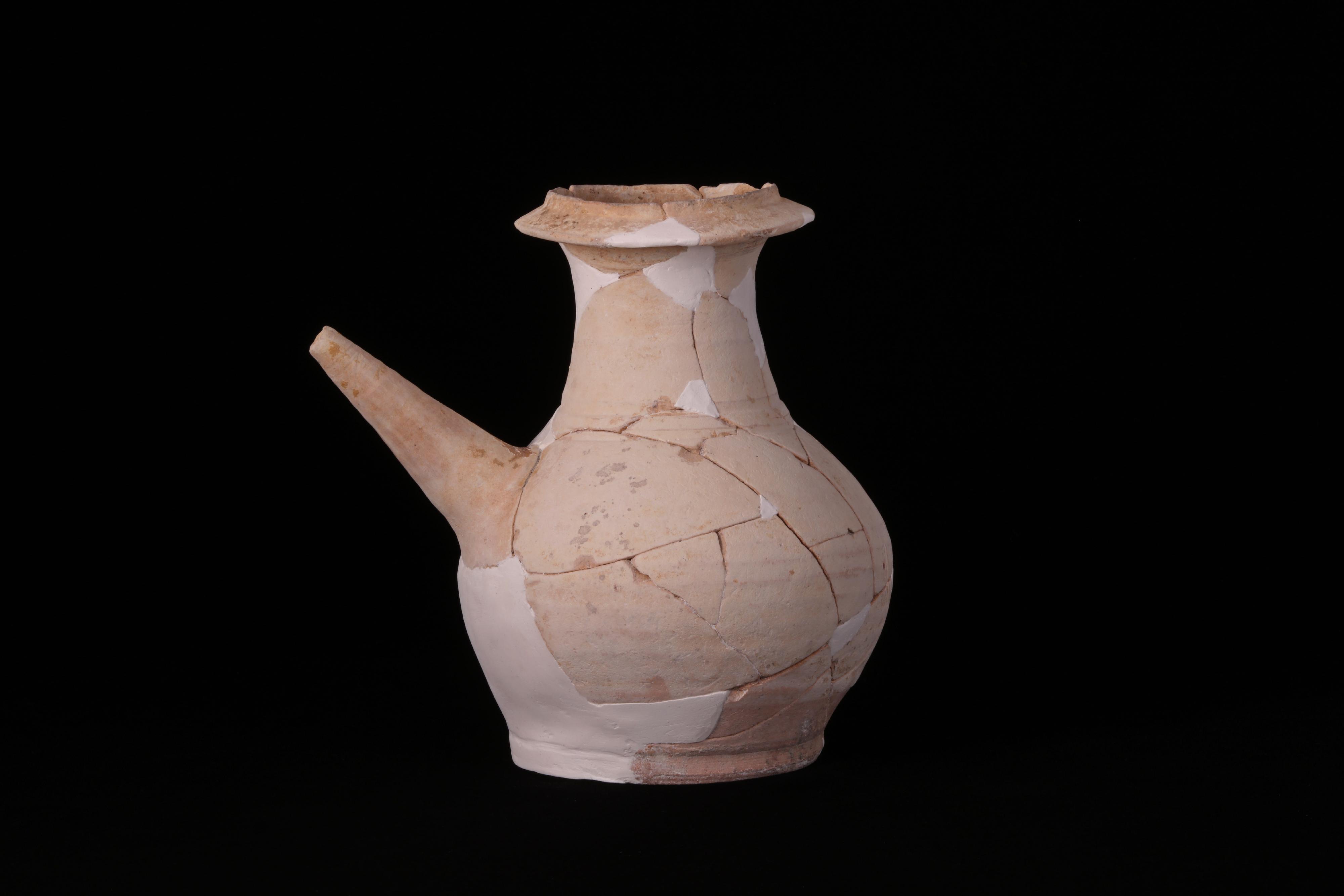 由古物古蹟辦事處策劃,設於港鐵宋皇臺站的「聖山遺粹」展覽完成更新工作,明日(三月二十二日)重開。其中一項重點展品為產自磁灶窰的軍持,是用於宗教儀式的特殊水器。