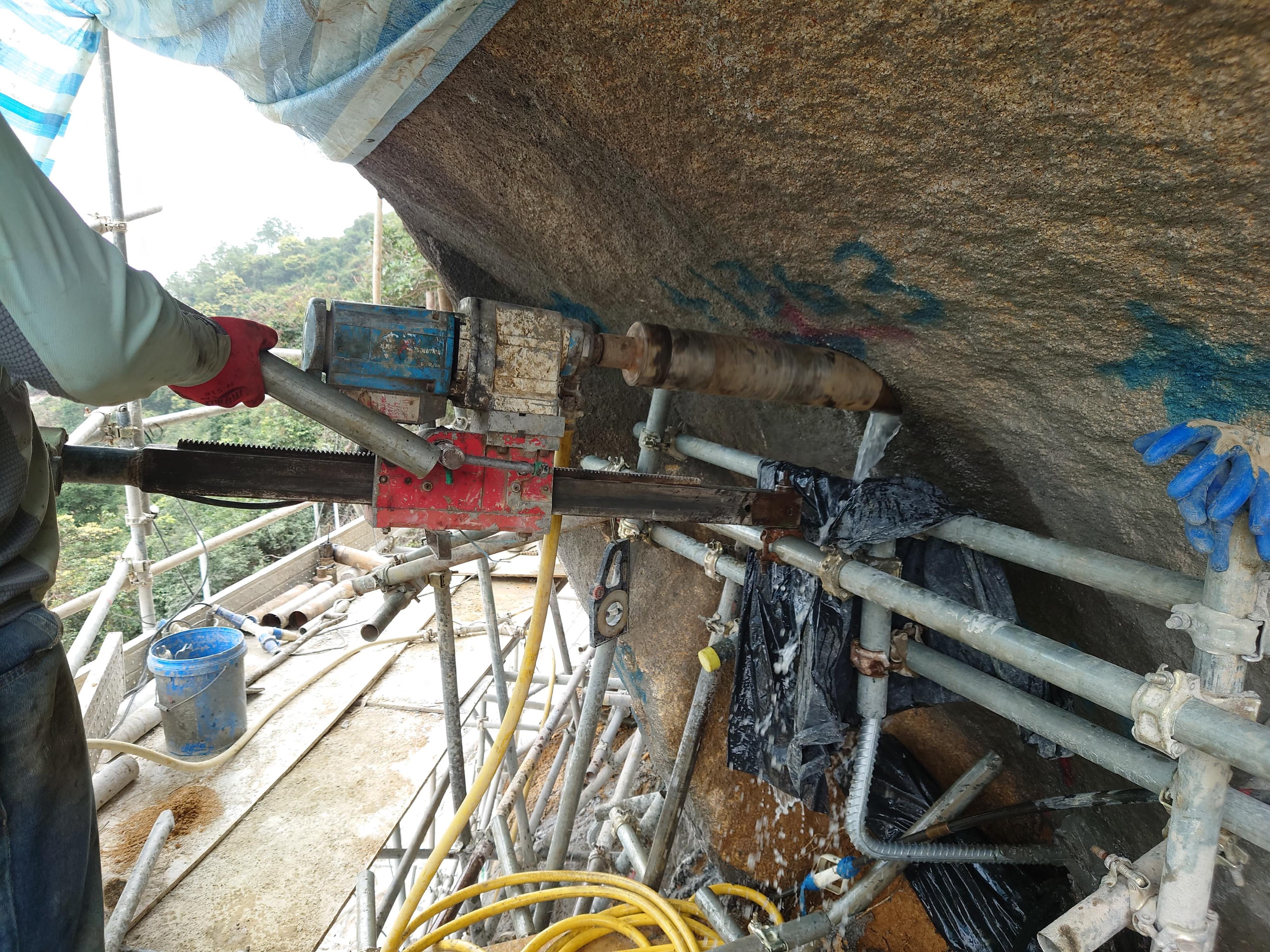 政府早前在現場利用岩釘和噴漿混凝土加固較高位置的石坡面,為耀興道上方天然山坡復修工程一部分。(政府新聞處)