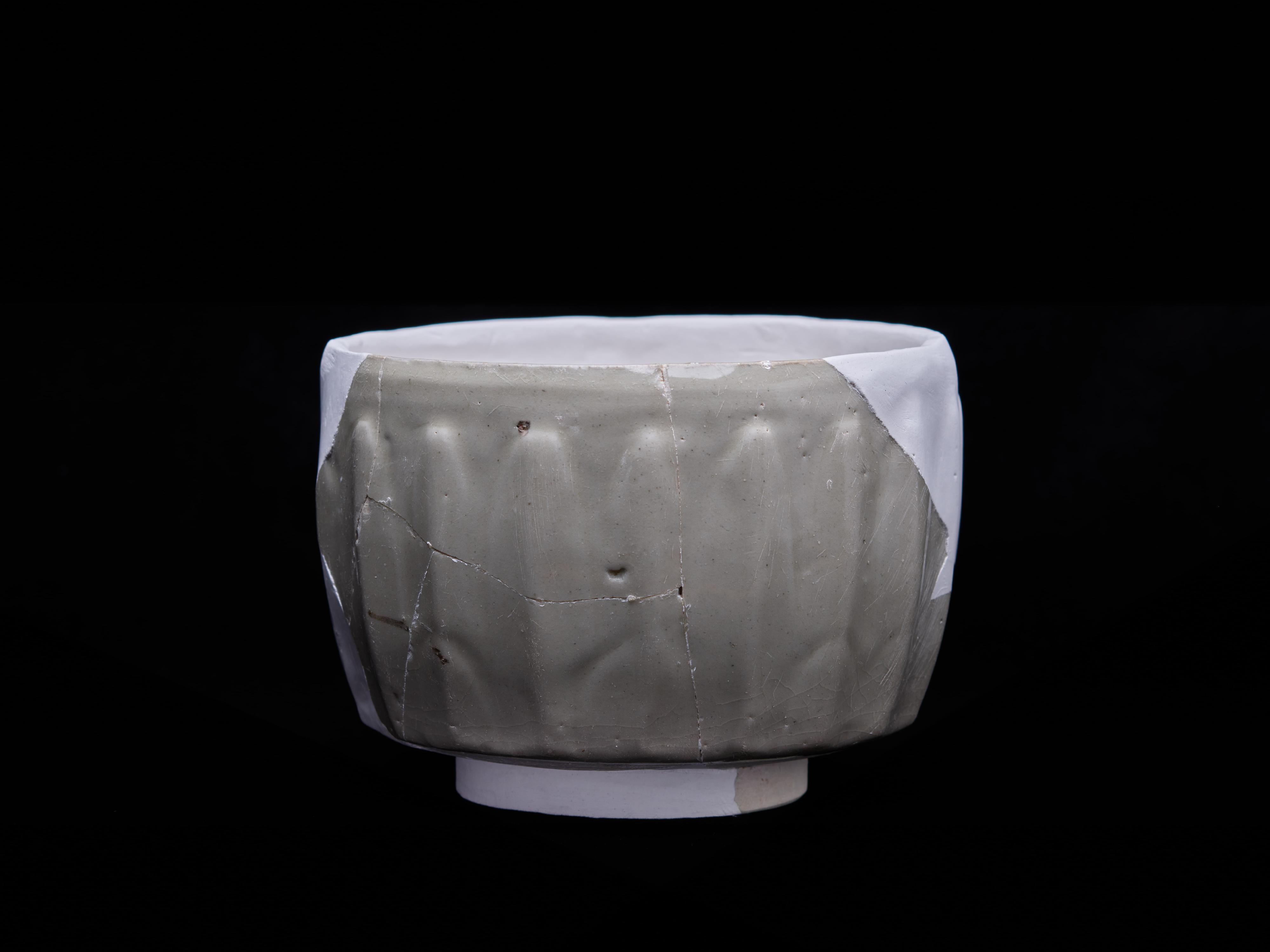 由古物古蹟辦事處策劃,設於港鐵宋皇臺站的「聖山遺粹」展覽完成更新工作,明日(三月二十二日)重新開放予市民參觀。其中一項重點展品為福建蓮瓣紋青瓷缽,這類青瓷為宋元時期重要的海外貿易商品。