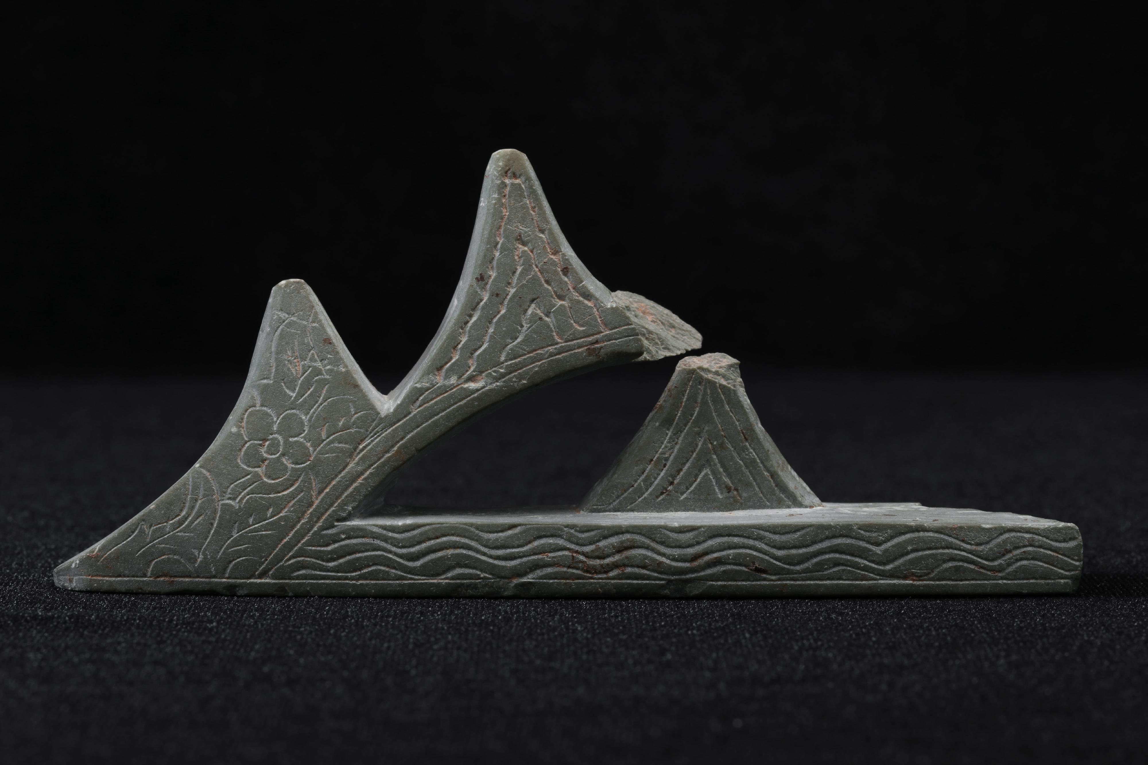 由古物古蹟辦事處策劃,設於港鐵宋皇臺站的「聖山遺粹」展覽完成更新工作,明日(三月二十二日)重開。其中一項重點展品為放置毛筆的石筆山,是文人几案上常見的文房用具。