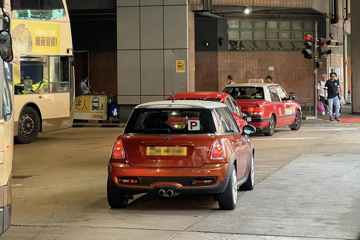 沙田市中心巴士總站今日不時有私家車不慎駛入。(網民Jason Leung@FB群組「馬路的事討論區」)