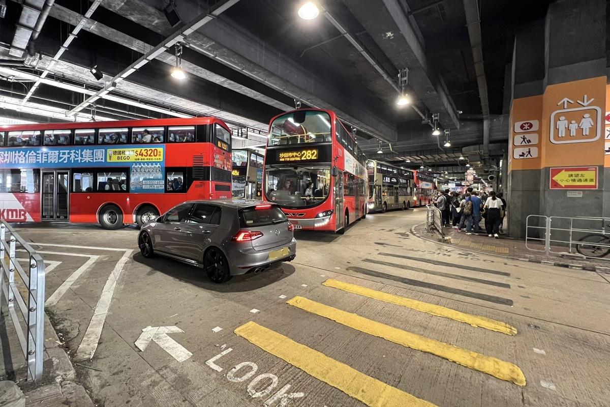 沙田市中心巴士總站今日不時有私家車不慎駛入。(網民Jason Leung@FB群組「馬路的事討論區」)