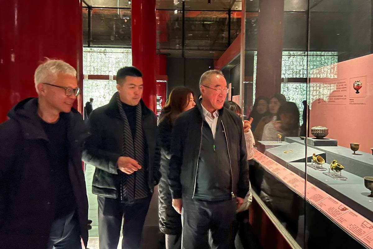 唐英年(左)到北京參觀故宮博物院展覽。(唐英年提供)