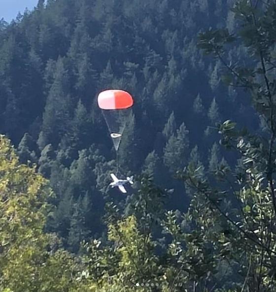 小型飛機及時打開降落傘,減緩墜落速度。(互聯網)