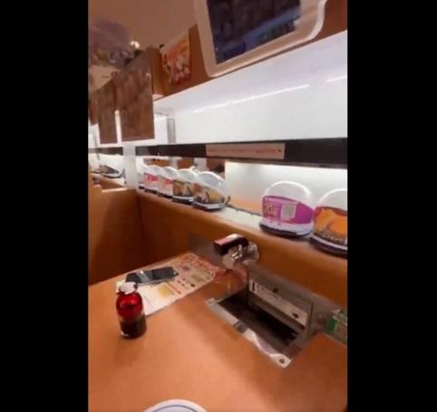 日男準備投入碟子。(互聯網)