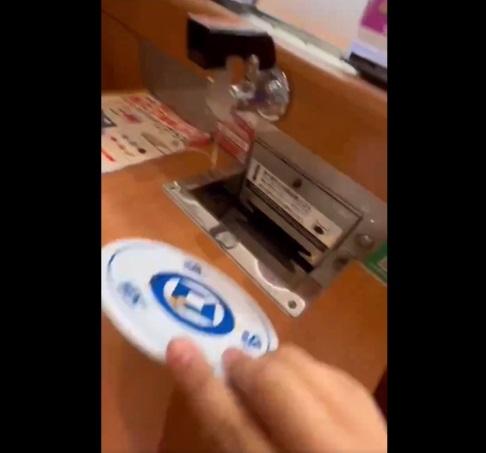 快手把碟子投入回收槽。(互聯網)