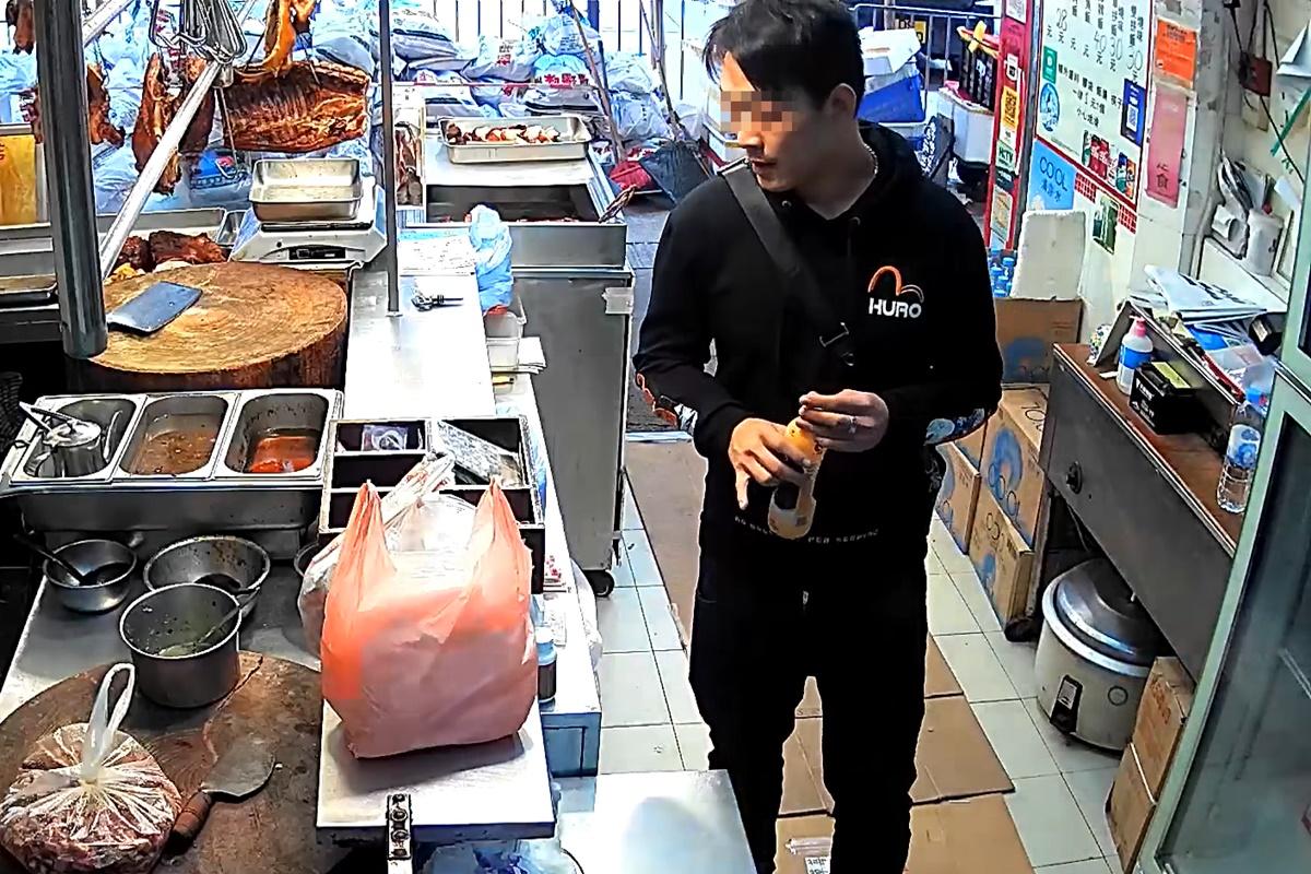 一名男子進入燒臘店後,對眼前紙幣虎視眈眈。(閉路電視影片截圖)