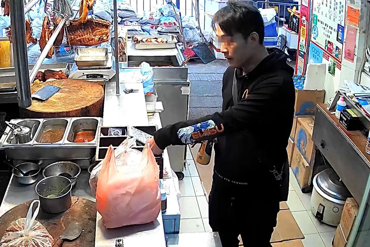 男子首度出手取去一疊10元紙幣。(閉路電視影片截圖)