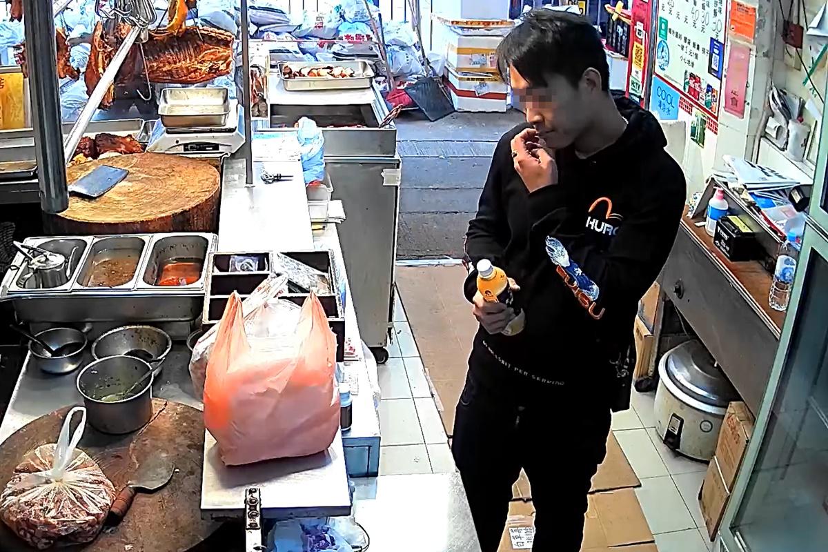 男子首次出手後疑「食過返尋味」。(閉路電視影片截圖)