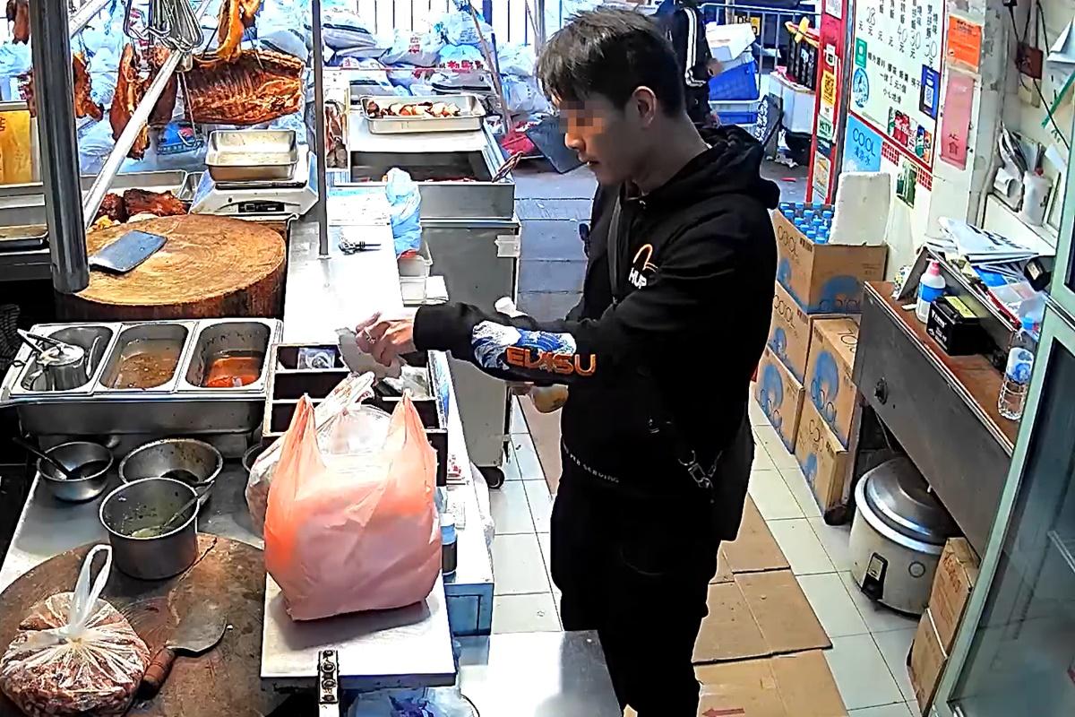 男子第二度出手偷錢。(閉路電視影片截圖)