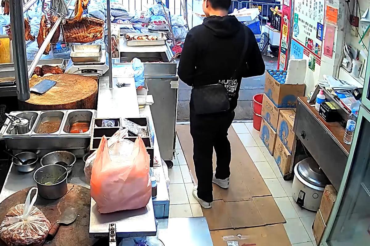 男子兩度偷錢欲離開,其後折返。(閉路電視影片截圖)