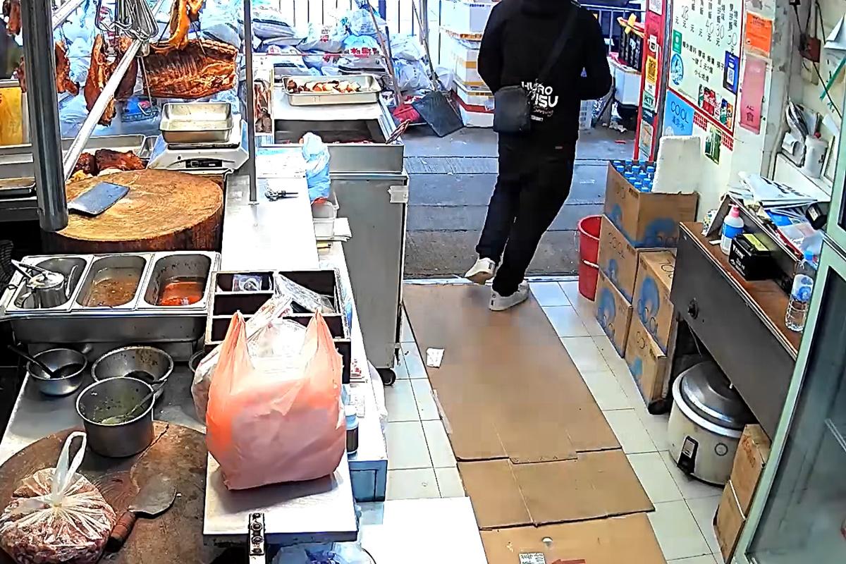 男子最後急步離開店舖。(閉路電視影片截圖)