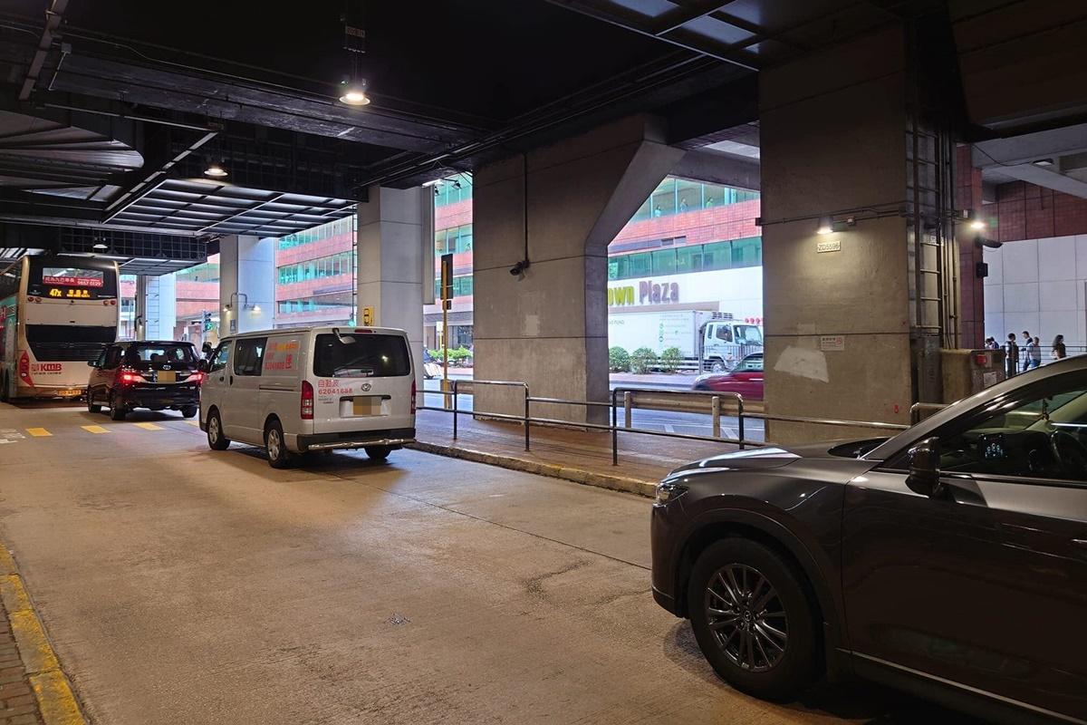 沙田市中心巴士總站今日不時有私家車不慎駛入。(網民Sam Leung@FB群組「全港違例抄牌提示區」)