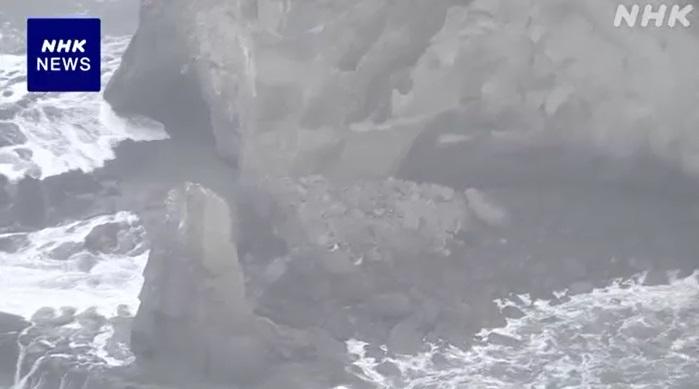 夫婦岩部分岩石崩塌。(互聯網)