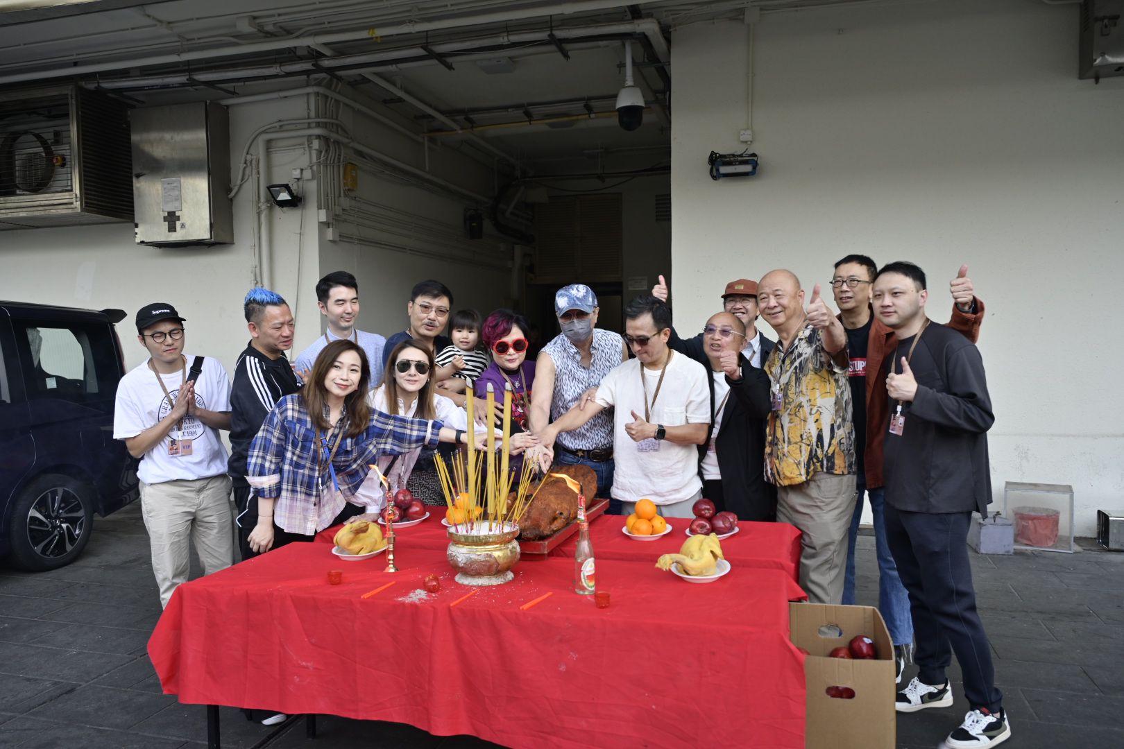 歌神許冠傑為個唱出席拜神儀式。